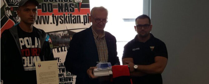 Zdjęcie Dyrekcji Szpitala z przedstawicielami Stowarzyszenia "KIBICE RAZEM GKS TYCHY"