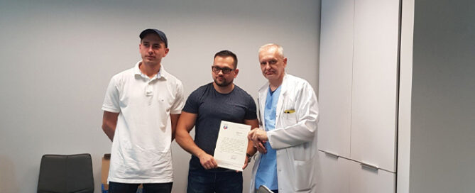 Zdjęcie Dyrekcji Szpitala z przedstawicielami Stowarzyszenia "Kibice Razem"